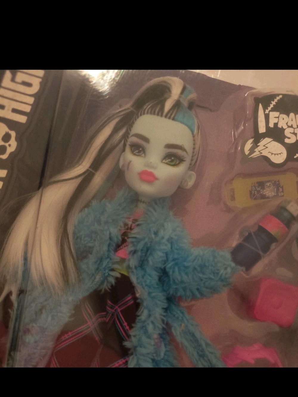 monster high Blue, Black and White Fashion Doll with Faux Fur Coat g1